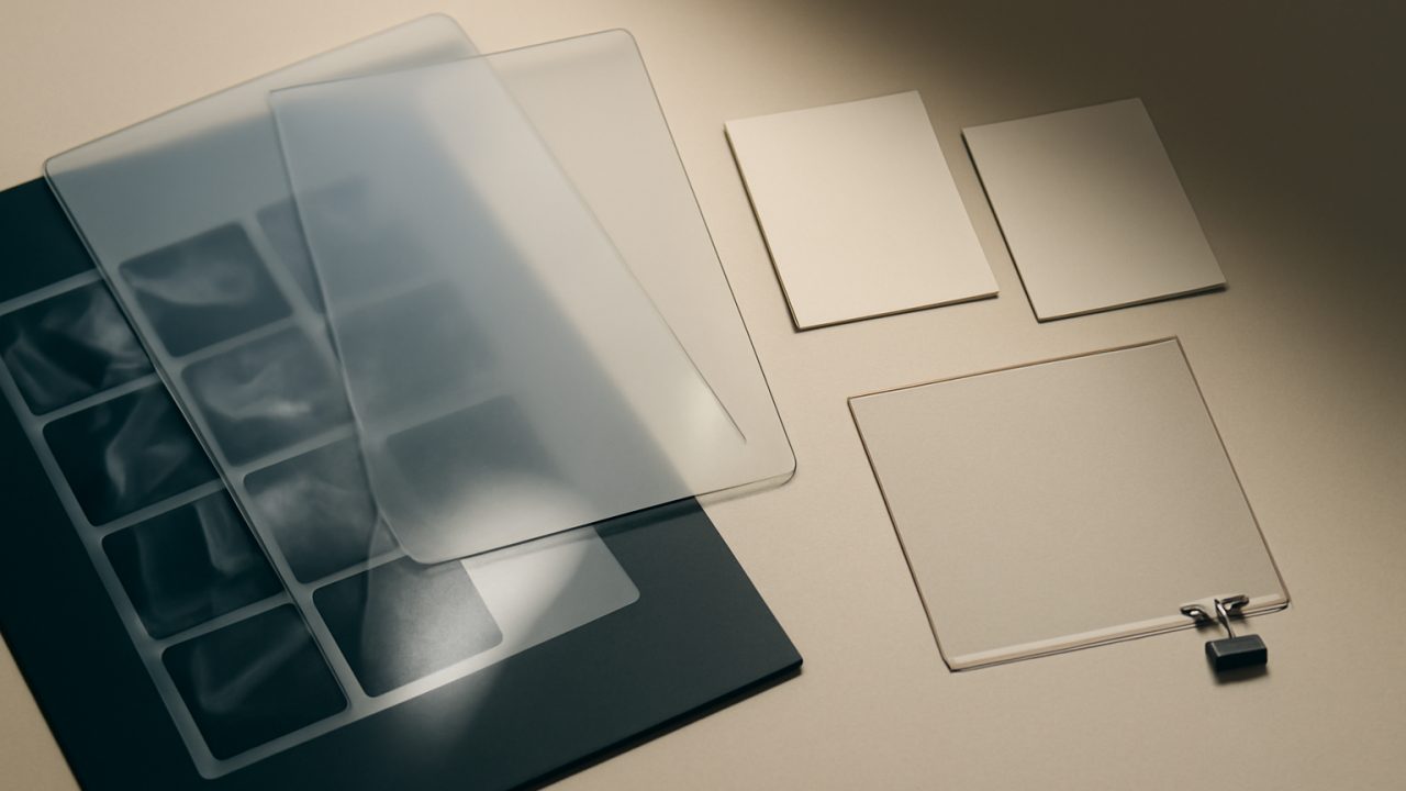 Reference contact sheet filtered by masks and a controlled light beam