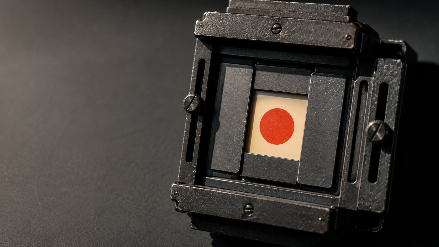 A mechanical viewfinder closes around one clear focal shape, representing a thumbnail system that removes distraction and keeps one visual promise.
